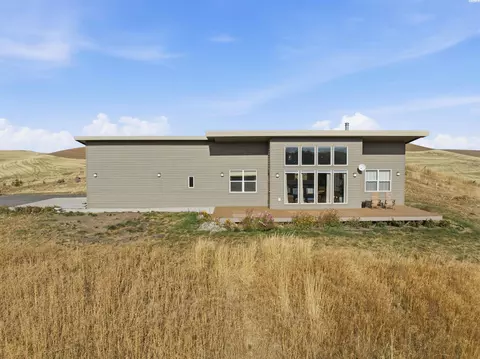 Exterior - 915 Brown Rd, Pullman, WA 99163 photo 2 of 7