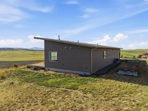 Exterior - 915 Brown Rd, Pullman, WA 99163 photo 3 of 7
