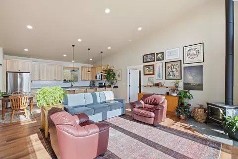 Living - 915 Brown Rd, Pullman, WA 99163 photo 1 of 2