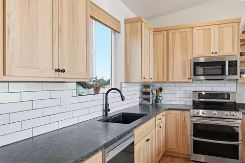 Kitchen - 915 Brown Rd, Pullman, WA 99163 photo 4 of 6