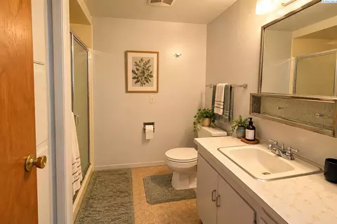Bath - 202 Weber Rd, Pullman, WA 99163 photo 1 of 2