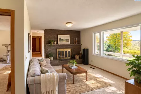 Living - 202 Weber Rd, Pullman, WA 99163 photo 1 of 2