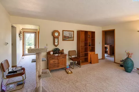Living - 202 Weber Rd, Pullman, WA 99163 photo 2 of 2