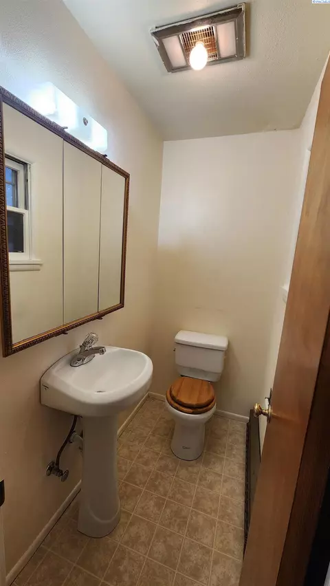 Bath - 630 NW Cleveland, Pullman, WA 99163 photo 2 of 3