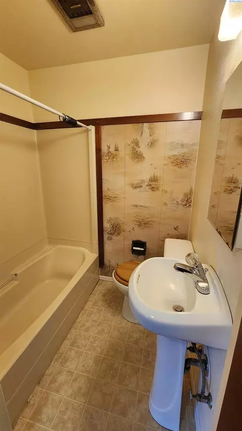 Bath - 630 NW Cleveland, Pullman, WA 99163 photo 3 of 3