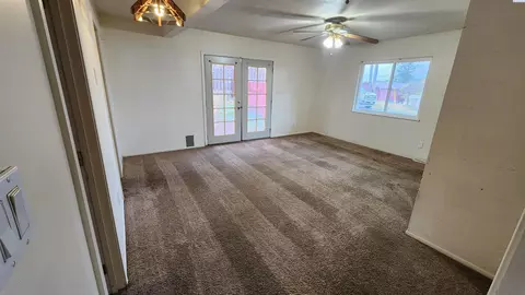Living - 630 NW Cleveland, Pullman, WA 99163 photo 3 of 4