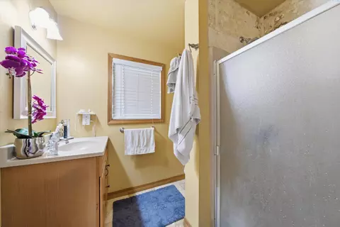Bath - 645 E Ash Pl, Othello, WA 99344 photo 2 of 4