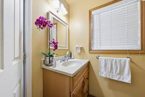 Bath - 645 E Ash Pl, Othello, WA 99344 photo 1 of 4
