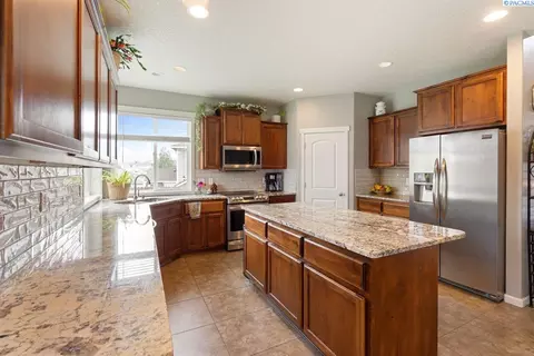 3728 S Lincoln St, Kennewick, WA 99338