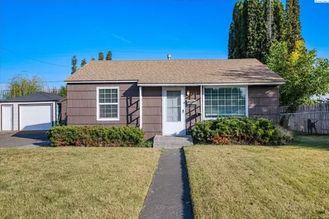 627 E 2nd St, Grandview, WA 98930