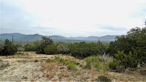 137 Middle Rd, Leakey, TX 78873