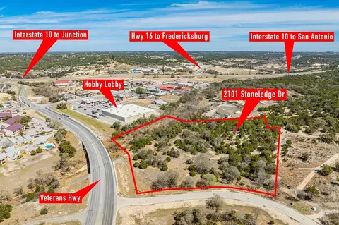 2101 Stoneledge Dr, Kerrville, TX 78028