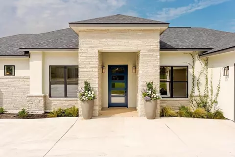 2089 Summit Crest Dr, Kerrville, TX 78028