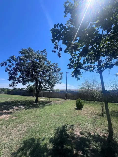 707 Mountain View Dr, Bandera, TX 78003