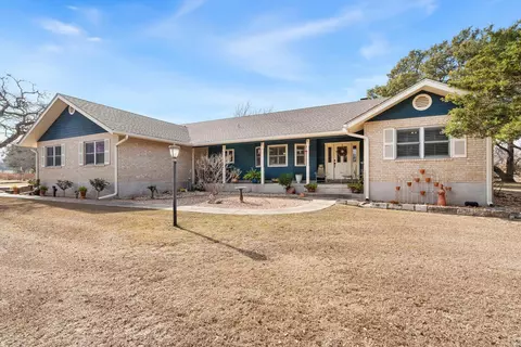 894 S Woods Dr, Fredericksburg, TX 78624