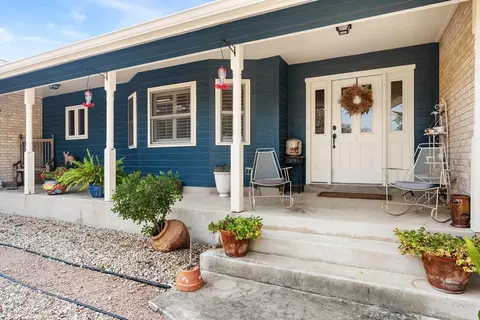 894 S Woods Dr, Fredericksburg, TX 78624