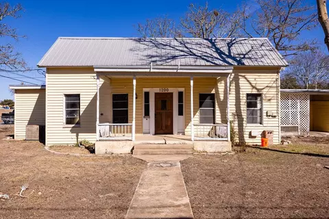 1200 N North St, Kerrville, TX 78028