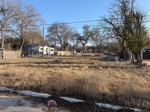 1222 N 5th St, Kerrville, TX 78028