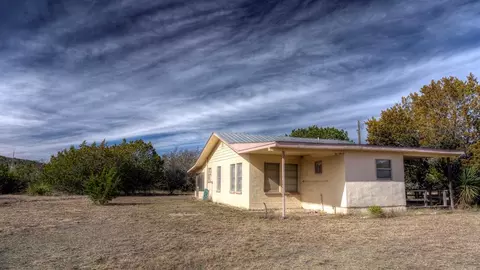 22 Squirrel Bnd, Reagan Wells, TX 78801