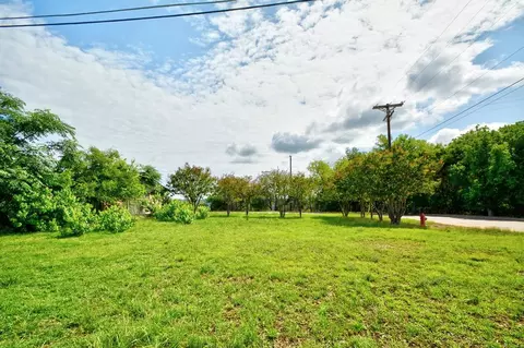 127 Village Dr, Kerrville, TX 78028