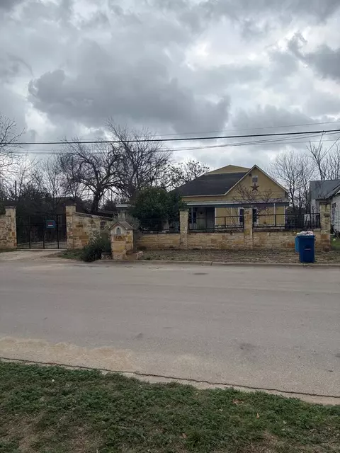 725 Swigert Ave, Kerrville, TX 78028