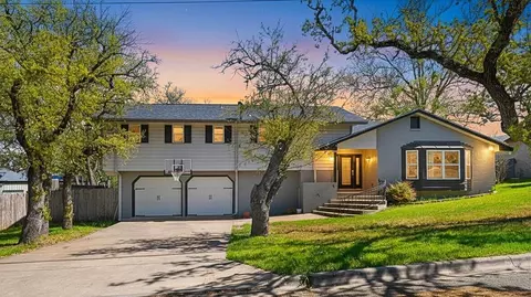 711 Cardinal Dr, Kerrville, TX 78028