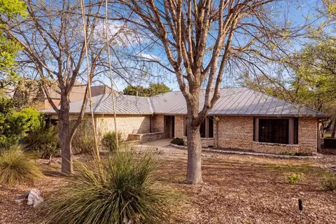 416 W Crest Dr, Kerrville, TX 78028