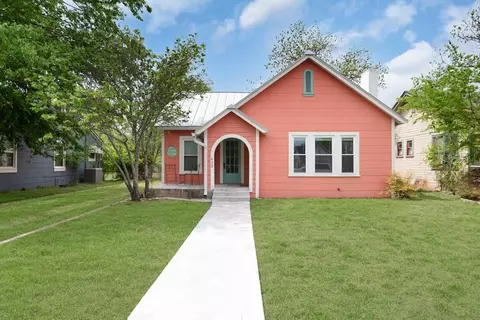 413 W Water St, Kerrville, TX 78028