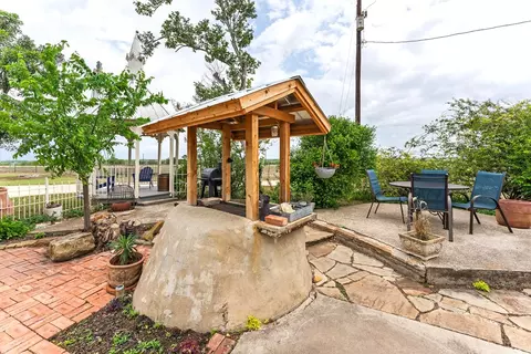 Exterior - 4515 Stapper Rd, Saint Hedwig, TX 78152 photo 6 of 10