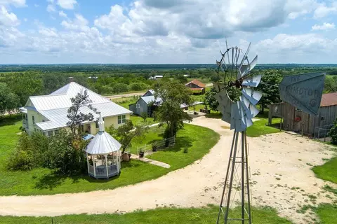4515 Stapper Rd, Saint Hedwig, TX 78152