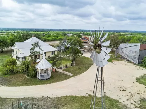 4515 Stapper Rd, Saint Hedwig, TX 78152