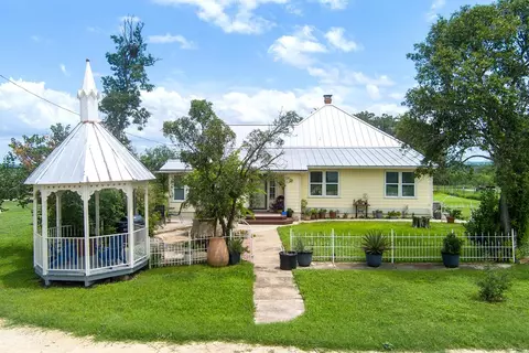 Exterior - 4515 Stapper Rd, Saint Hedwig, TX 78152 photo 3 of 10