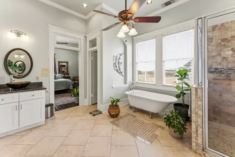 Bath - 4515 Stapper Rd, Saint Hedwig, TX 78152 photo 4 of 5