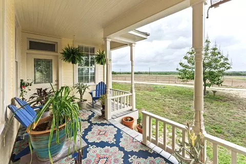 Exterior - 4515 Stapper Rd, Saint Hedwig, TX 78152 photo 4 of 10
