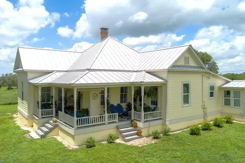 Exterior - 4515 Stapper Rd, Saint Hedwig, TX 78152 photo 2 of 10