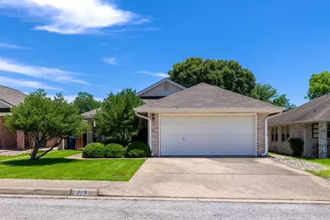 213 N Coronado Cir, Kerrville, TX 78028