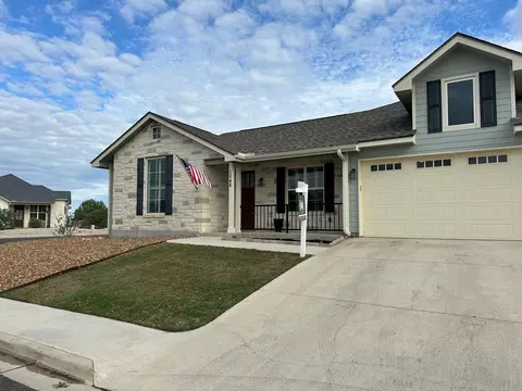 1048 Roanoke Ln, Kerrville, TX 78028