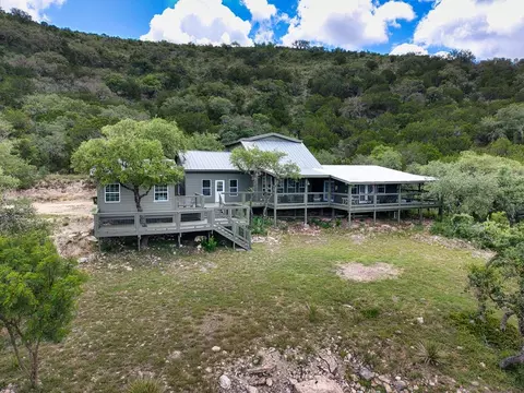 574 N Saddle Mountain Dr, Leakey, TX 78873