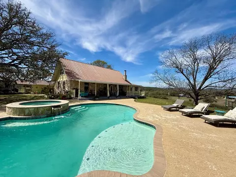 3320 Privilege Creek Rd, Pipe Creek, TX 78063