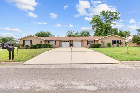 202 Manor Dr, Kerrville, TX 78028
