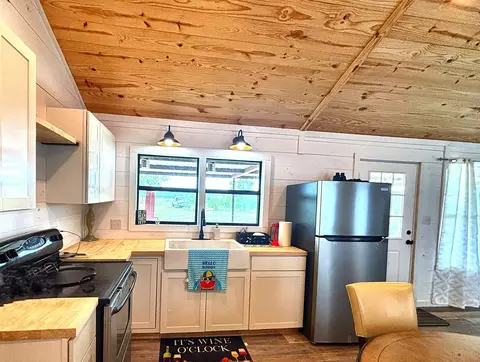 Kitchen - 1008 B And R Rnch, Utopia, TX 78884 photo 4 of 4