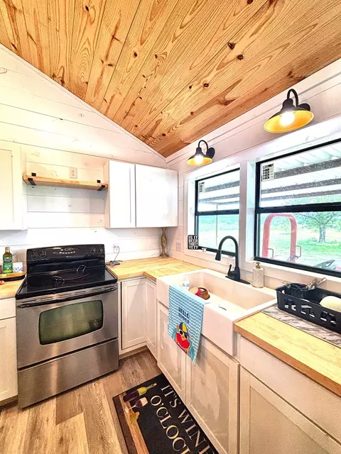 Kitchen - 1008 B And R Rnch, Utopia, TX 78884 photo 2 of 4