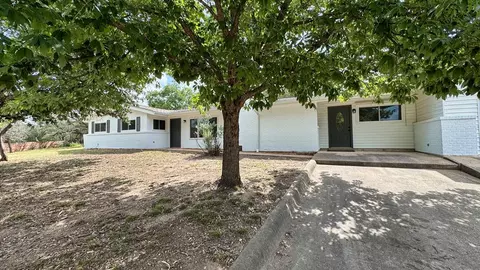 241 W Doris Dr, Kerrville, TX 78028