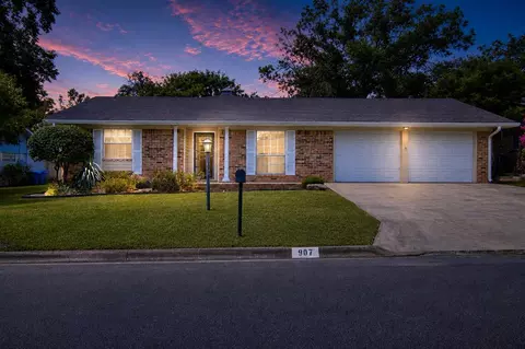 907 Lake Dr, Kerrville, TX 78028