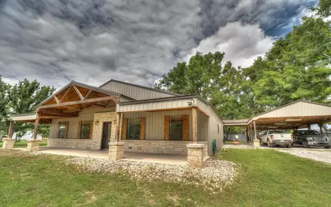 105 Guinn Ave, Leakey, TX 78873