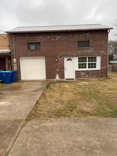 518 Peterson Dr, Kerrville, TX 78028