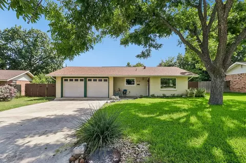 713 Lake Dr, Kerrville, TX 78028