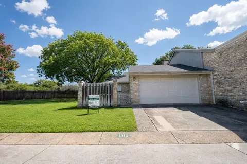 1810 N Woodstone Dr, Kerrville, TX 78028