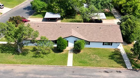 1405 N Crockett Dr, Fredericksburg, TX 78624
