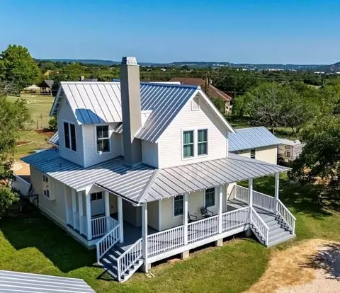 270 Oak Hollow Dr, Kerrville, TX 78028